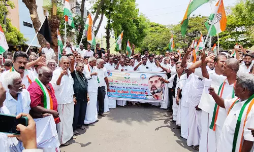 ரெயில் மறியலில் ஈடுபட்ட காங்கிரஸ் கட்சியினர் கைது