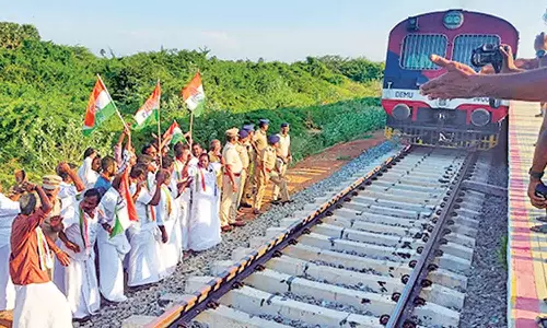 வேதாரண்யத்தில் காங்கிரசார் ரெயில் மறியல்