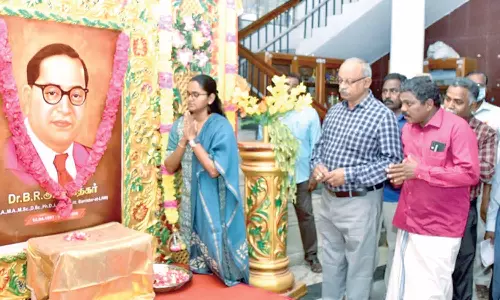 அம்பேத்கரின் உருவப்படத்திற்கு கலெக்டர் சாருஸ்ரீ மரியாதை