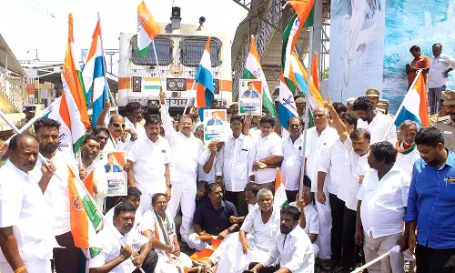 நெல்லையில் ரெயிலை மறித்து காங்கிரசார் போராட்டம்-120 பேர் கைது