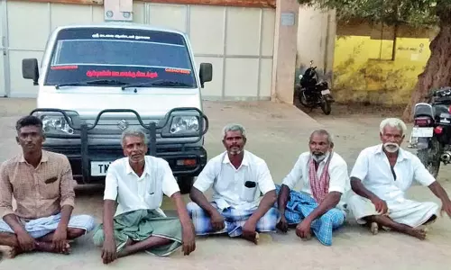 நாங்குநேரி அரசு மருத்துவமனையில் இறந்தவர் உடலுடன் உறவினர்கள் போராட்டம்