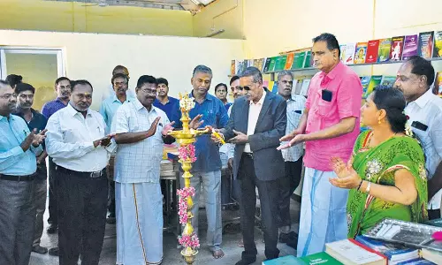 தமிழ் பல்கலைக்கழகத்தில்  தள்ளுபடி விலையில் நூல்கள் விற்பனை