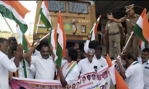 ஆரணியில் காங்கிரசார் ெரயில் மறியல்