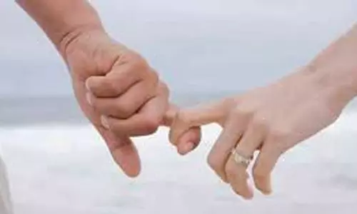 கோவையில் கணவரை தவிக்க விட்டு கள்ளக்காதலனுடன் ஓட்டம் பிடித்த இளம்பெண்