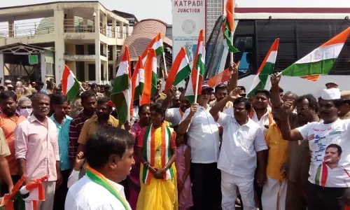 காட்பாடியில் காங்கிரசார் ரெயில் மறியல்