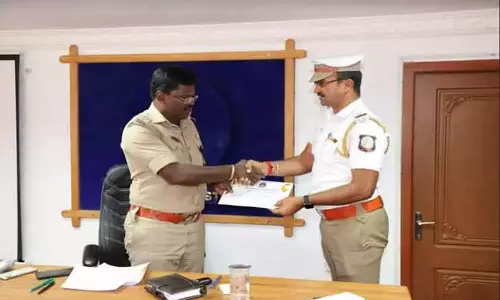 ஊட்டியில் ஆம்புலன்ஸ்சுக்கு வழிவிட போக்குவரத்தை சீர் செய்த சப்-இன்ஸ்பெக்டருக்கு பாராட்டு