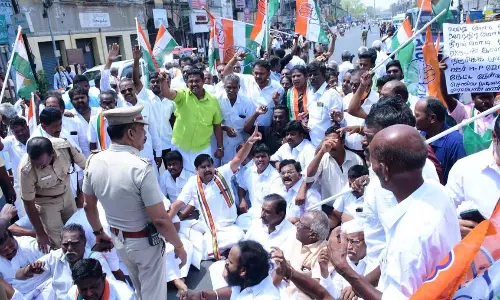 மதுரை ரெயில் நிலையம் முன்பு மறியலில் ஈடுபட்ட காங்கிரசார்