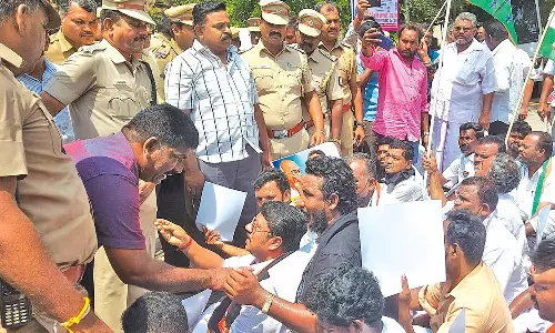 ஆத்தூரில் ரெயில் நிலையம் எதிரே தர்ணாவில் ஈடுபட்ட காங்கிரஸ் கட்சியினர்