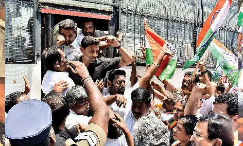 ரெயில் மறியல் போராட்டத்துக்கு முயன்ற காங்கிரசாரை போலீசார் தடுத்து நிறுத்தி கைது