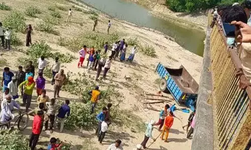 உத்தர பிரதேசத்தில் சோகம் - டிராக்டர் ஆற்றில் கவிழ்ந்த விபத்தில் 11 பேர் பலி