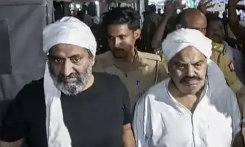 காவலர்கள் கண்முன்னே கேங்ஸ்டர் ஆதிக் அகமது மற்றும் அவரது சகோதரர் சுட்டுக்கொலை- 3 பேர் கைது