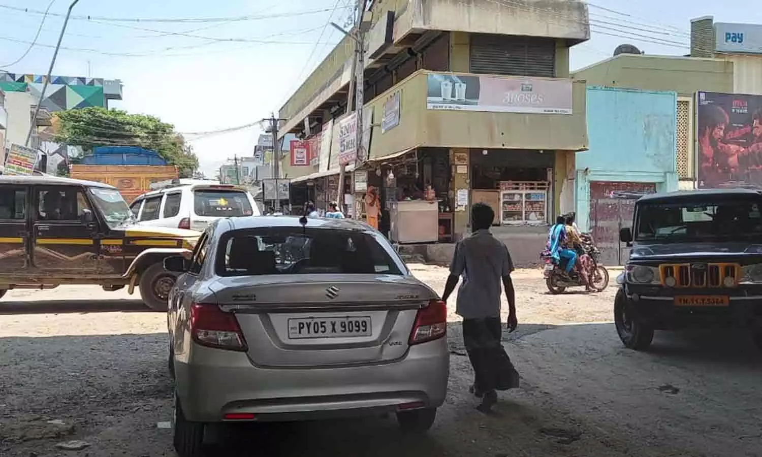 4 வழி சாலை பாலத்தில் கடும் போக்குவரத்து நெரிசல் 4 வழி சாலை பாலத்தில் கடும் போக்குவரத்து நெரிசல்