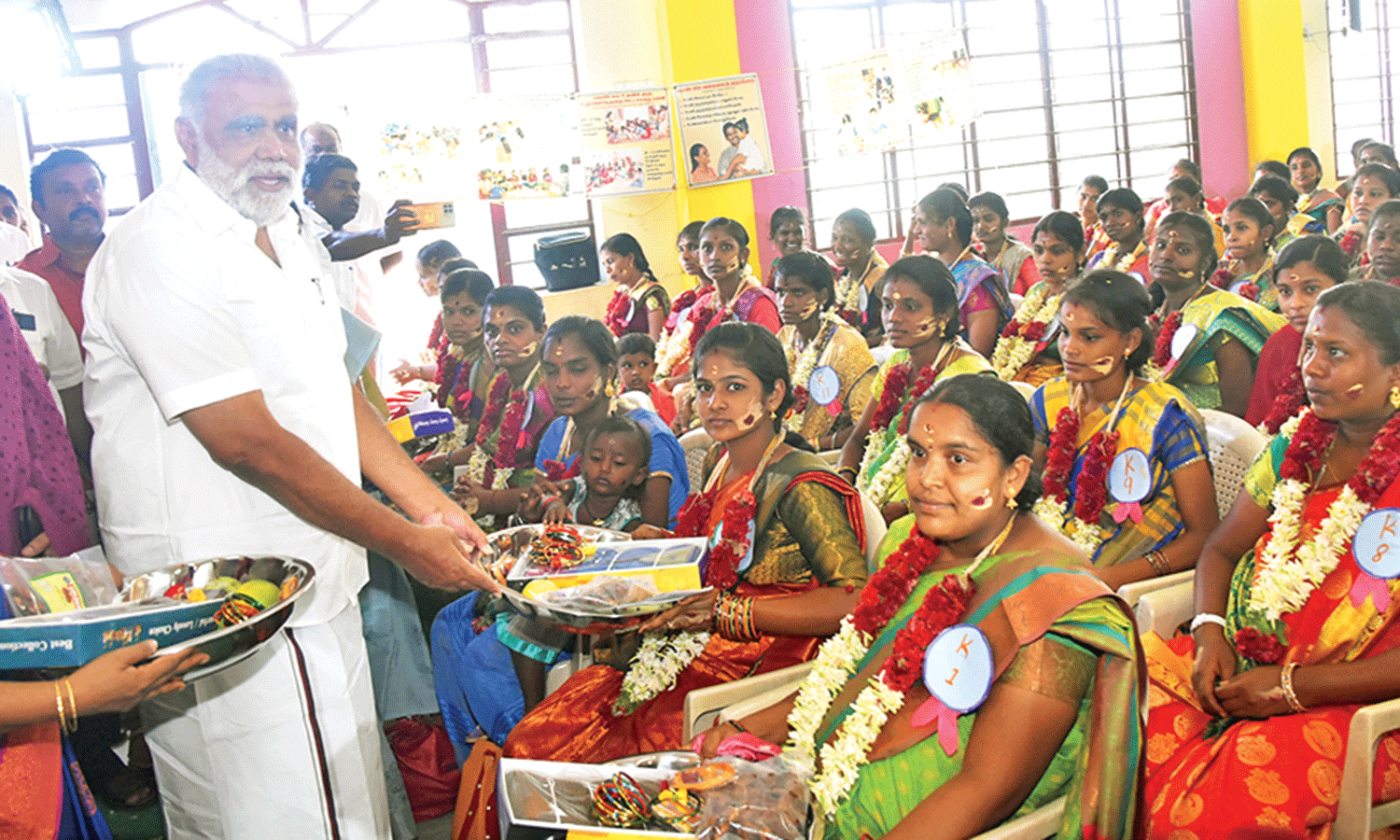 திண்டுக்கல் அருகே 400 கர்ப்பிணி தாய்மார்களுக்கு வளைகாப்பு சீர்வரிசைகள் - அமைச்சர் இ.பெரியசாமி வழங்கினார்
