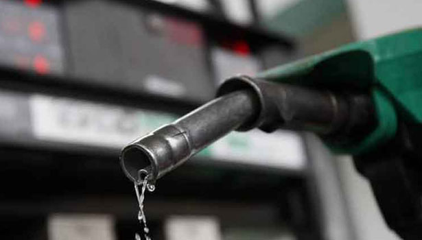 வரலாற்றில் முதல் முறையாக பாகிஸ்தானில் ஒரு லிட்டர் பெட்ரோல் ரூ.300-ஐ தொட்டது