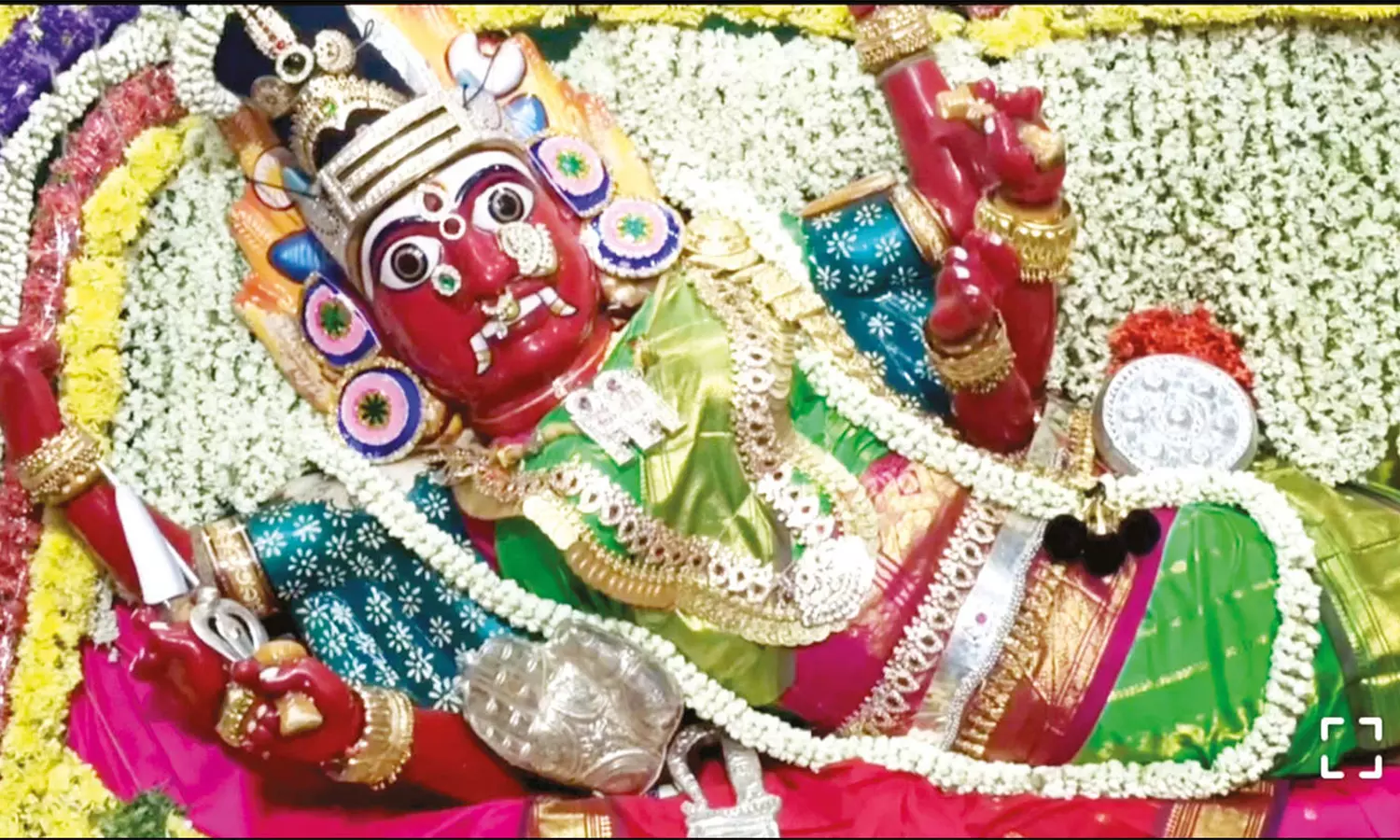 ஆடுதுறையில் 500 கிலோ பூக்களால் மதுரகாளியம்மனுக்கு ஊஞ்சல் அலங்காரம் ஆடுதுறையில் 500 கிலோ பூக்களால் மதுரகாளியம்மனுக்கு ஊஞ்சல் அலங்காரம்