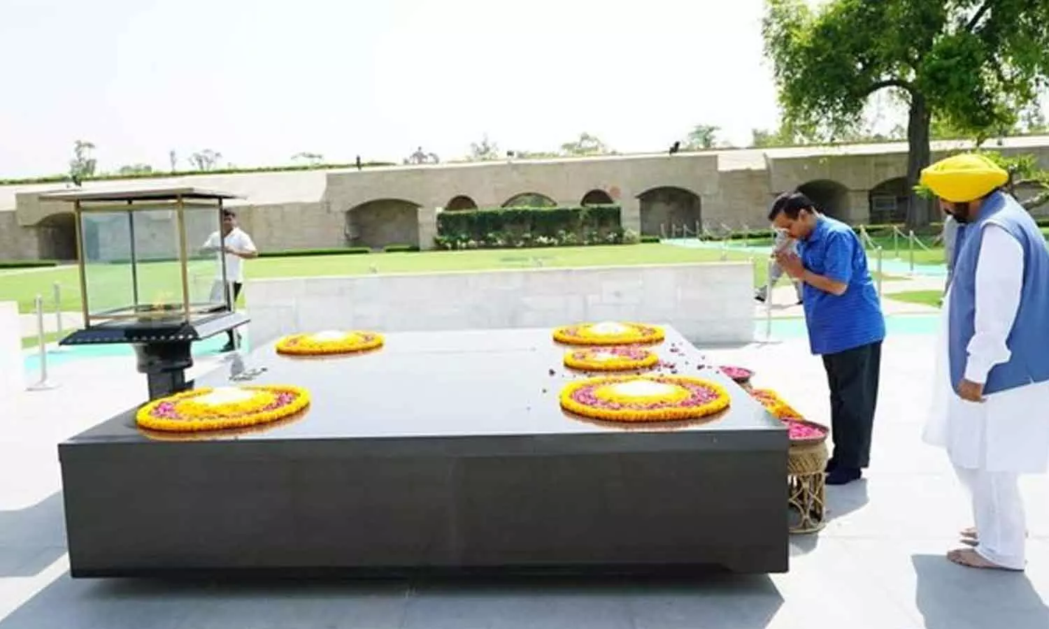 சி.பி.ஐ. அலுவலகத்தில் ஆஜரானார்- கெஜ்ரிவாலிடம் தீவிர விசாரணை சி.பி.ஐ. அலுவலகத்தில் ஆஜரானார்- கெஜ்ரிவாலிடம் தீவிர விசாரணை