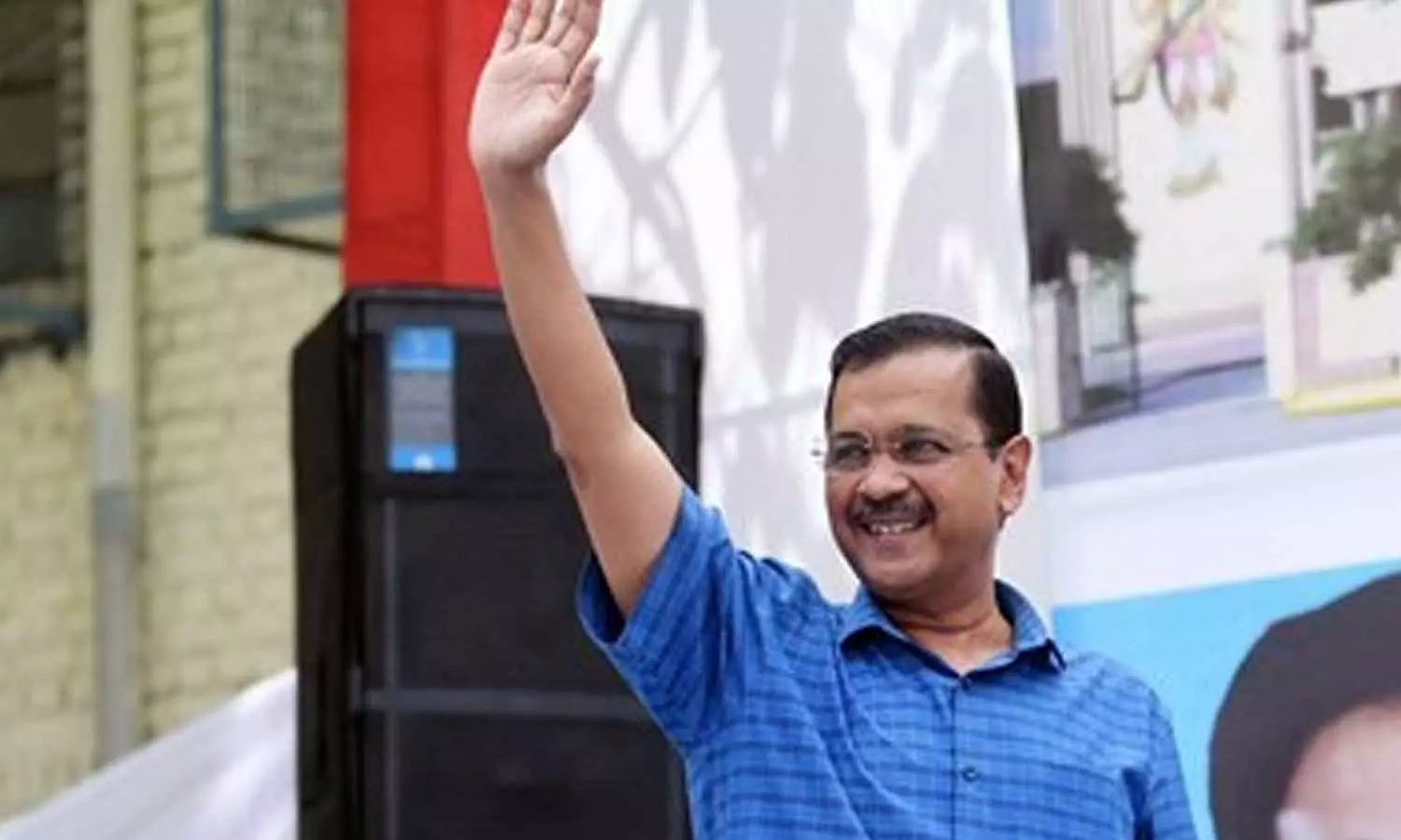 சி.பி.ஐ. அலுவலகத்தில் ஆஜரானார்- கெஜ்ரிவாலிடம் தீவிர விசாரணை சி.பி.ஐ. அலுவலகத்தில் ஆஜரானார்- கெஜ்ரிவாலிடம் தீவிர விசாரணை