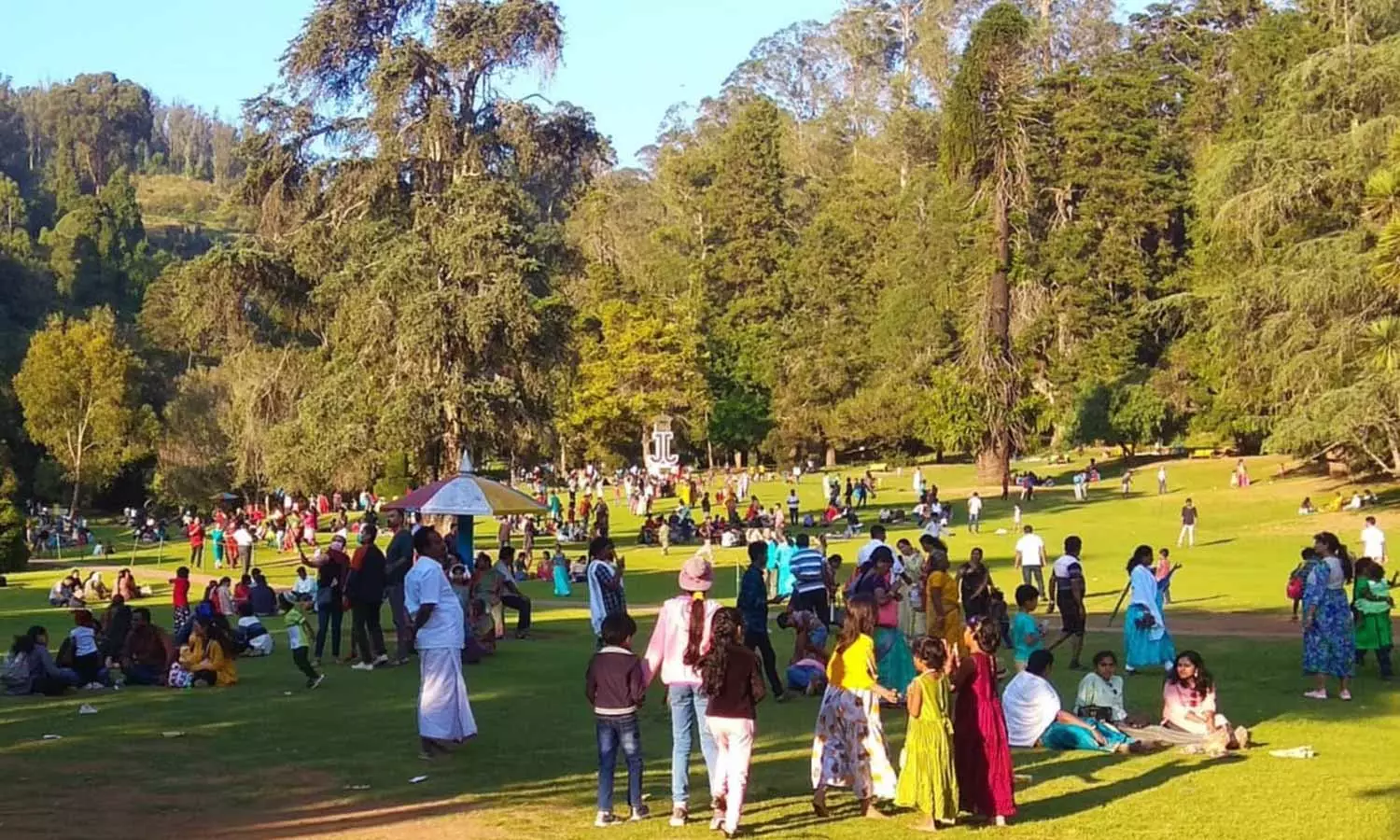 கொளுத்தும் கோடை வெயில்: தொடர் விடுமுறை நீலகிரியில் குவிந்த சுற்றுலா பயணிகள் கொளுத்தும் கோடை வெயில்: தொடர் விடுமுறை நீலகிரியில் குவிந்த சுற்றுலா பயணிகள்