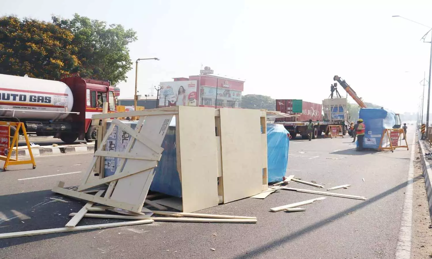 ஜெனரேட்டர் ஏற்றி வந்த லாரி நடுரோட்டில் கவிழ்ந்தது