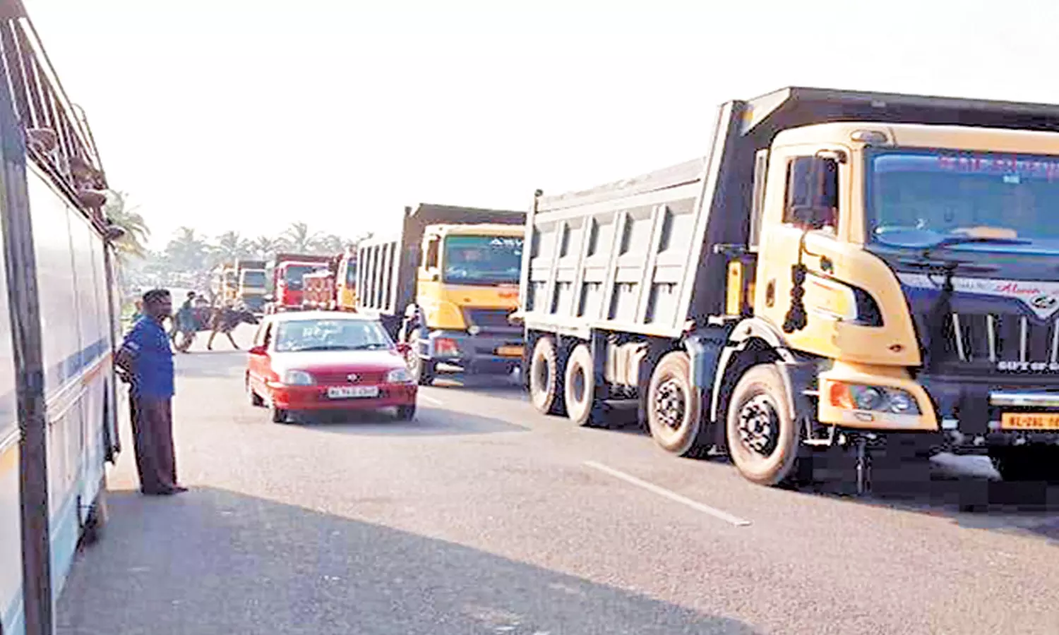 புளியரை சோதனை சாவடி அருகே தமிழக-கேரள எல்லையில் தொடரும் போக்குவரத்து நெரிசல்