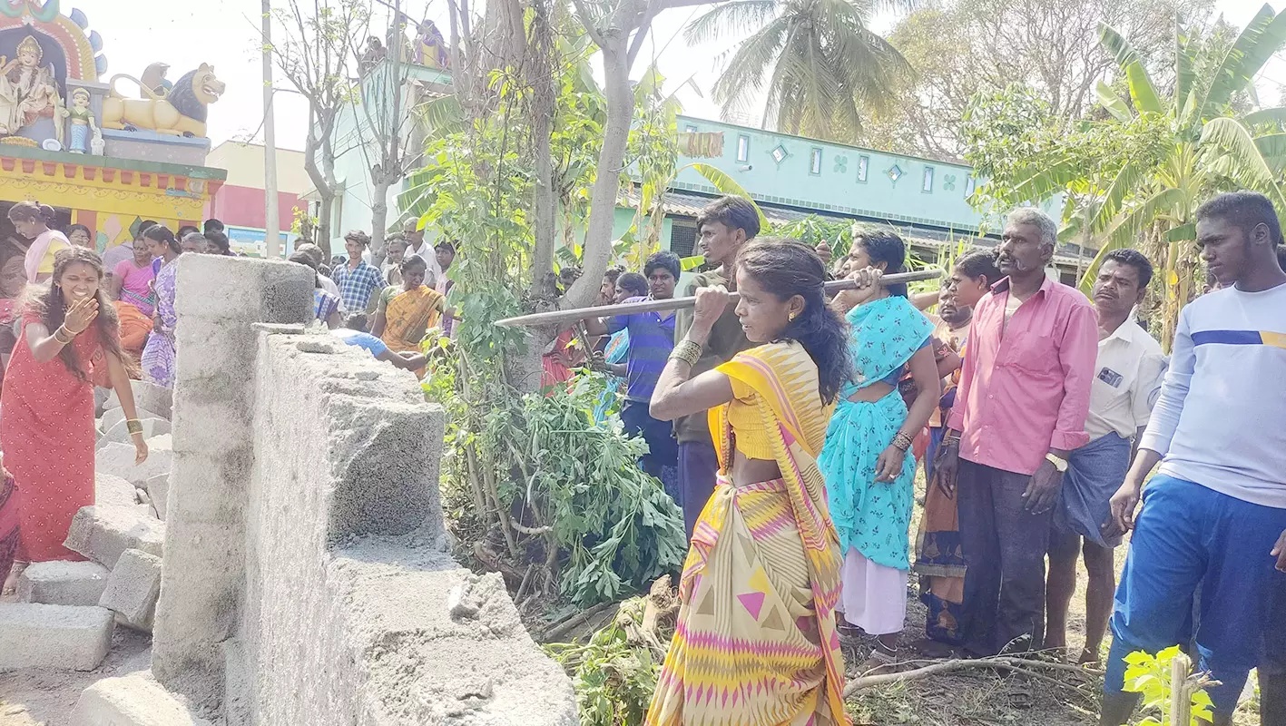 கோவில் நிலத்தை ஆக்கிரமித்து கட்டிய சுற்றுச்சுவர் இடித்து அகற்றம் கோவில் நிலத்தை ஆக்கிரமித்து கட்டிய சுற்றுச்சுவர் இடித்து அகற்றம்