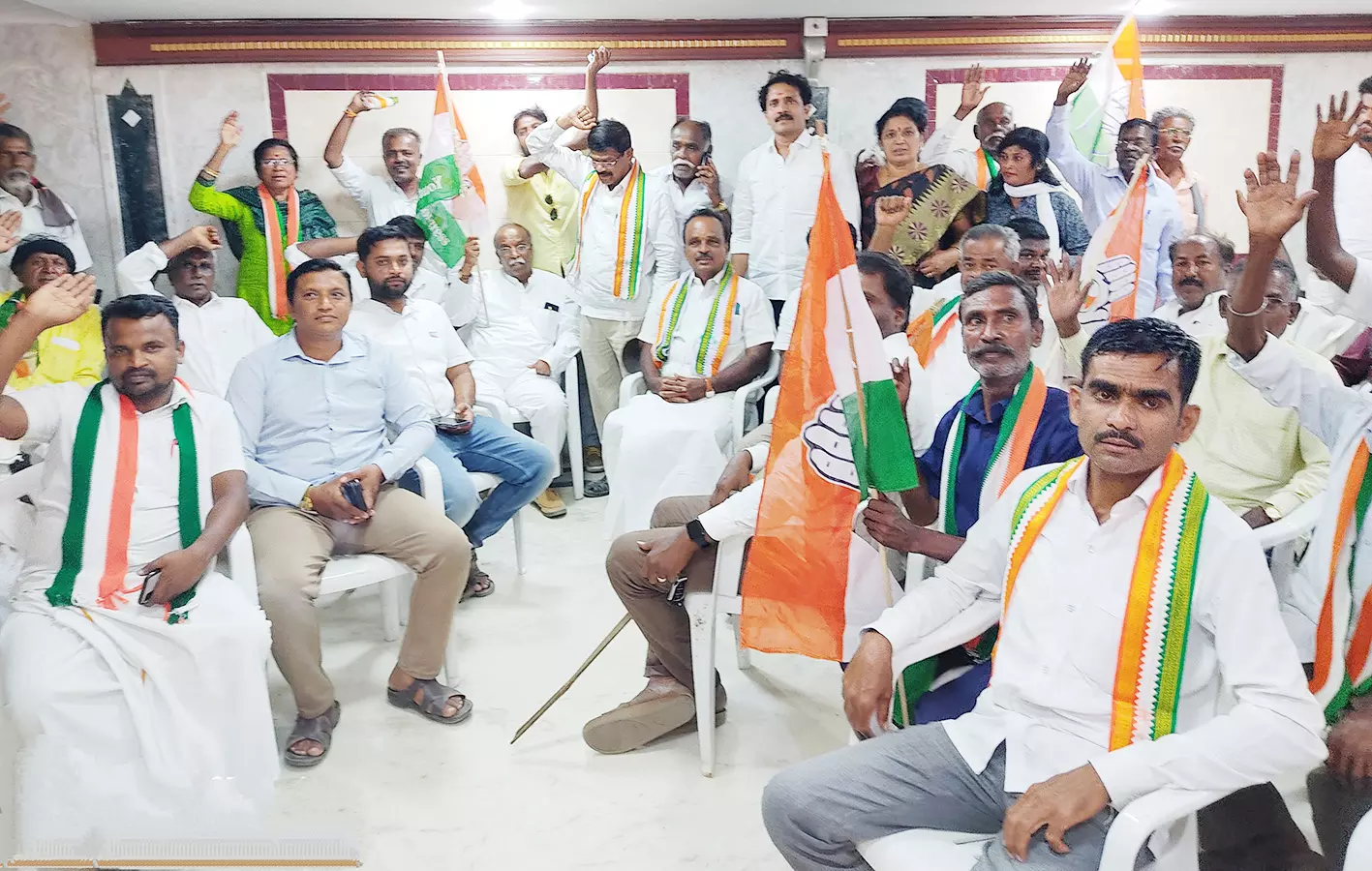 காங்கிரசார் ெரயில் மறியல் போராட்டம் காங்கிரசார் ெரயில் மறியல் போராட்டம்