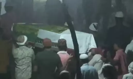 சுட்டுக் கொல்லப்பட்ட கேங்ஸ்டர் ஆதிக் அகமது, அஷ்ரப் உடல்கள் போலீஸ் பாதுகாப்புடன் அடக்கம்