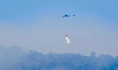 கோவை வனப்பகுதியில் 6-வது நாளாக எரிகிறது: ஹெலிகாப்டர் மூலம் காட்டுத்தீயை  அணைக்கும் பணி தீவிரம்