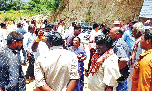 மதுரை கூட்டுக்குடிநீர் திட்டம் : ஆய்வு செய்த அதிகாரிகளிடம் சலவைத் தொழிலாளர்கள் வாக்குவாதம்