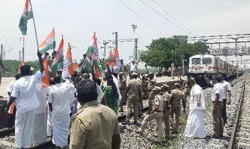 காங்கிரஸ் கட்சியினர் ெரயில் மறியல் போராட்டம்