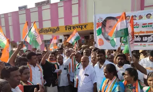 திருப்பூர் வடக்கு மாவட்ட காங்கிரஸ்  கட்சி சார்பில் ெரயில் மறியல் போராட்டம் - 300 பேர் கைது