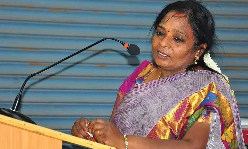 பெண்களுக்கு அதிகாரம் வழங்குவது பற்றி பேசிவிட்டு பெண் கவர்னருக்கு அழைப்பு விடுக்காமல் உள்ளார்- சந்திரசேகரராவை சாடிய தமிழிசை