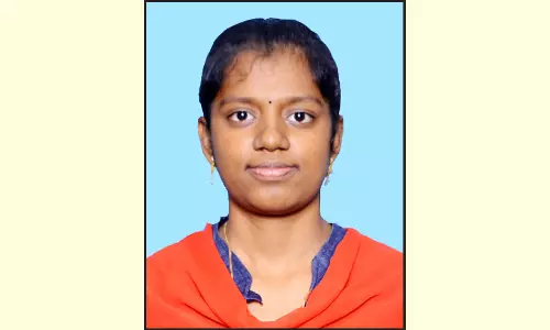 முதலிடம் பெற்ற காளீஸ்வரி கல்லூரி மாணவிக்கு பாராட்டு