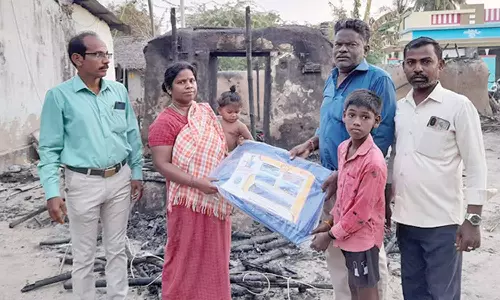 தீ விபத்தில் வீடு இழந்தவர்களுக்கு நிவாரணம் வழங்கல்
