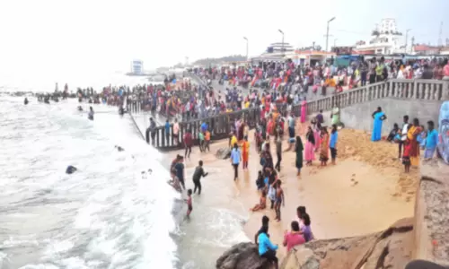 கன்னியாகுமரியில் கோடை விடுமுறை சீசன் தொடங்கியது.