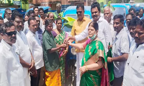 26 ஊராட்சிகளில் குப்பைகளை அகற்ற ரூ.82 லட்சத்தில் மின்கலன் வாகனங்கள்