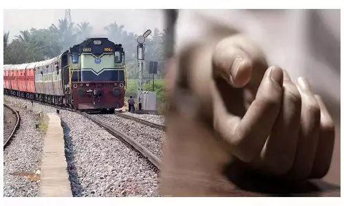 ரெயில் தண்டவாளம் அருகே முதியவர் பிணம்