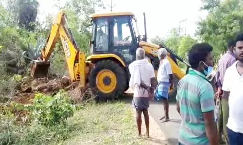 சுடுகாடு இடத்தில் பொக்லைன் மூலம் தோண்டியதால் வெளியே தெரிந்த எலும்பு கூடு