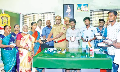 தஞ்சையில், ரூ.3 லட்சம் மதிப்பு செல்போன்களை மீட்டு உரியவர்களிடம் ஒப்படைத்த போலீசார்