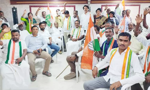 காங்கிரசார் ெரயில் மறியல் போராட்டம்