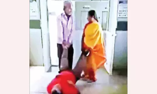 ஆஸ்பத்திரியில் சக்கர நாற்காலி வசதி இல்லாததால் நோயாளி காலை பிடித்து தரதரவென இழுத்து செல்லும் அவலம்