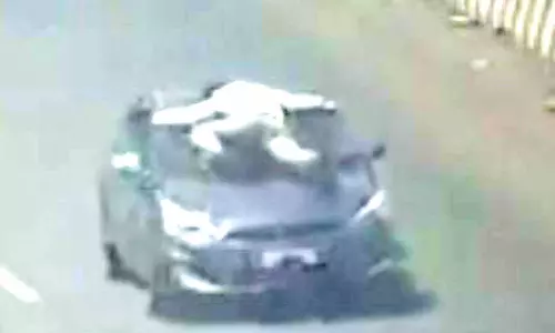 போக்குவரத்து போலீஸ்காரரை 20 கிலோ மீட்டர் தூரத்துக்கு காரில் இழுத்து சென்ற போதை ஆசாமி