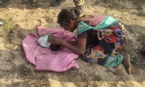 குளக்கரையில் தூங்கிய சென்னை தம்பதியின் பச்சிளம் குழந்தை கடற்கரை மணலில் உயிரோடு புதைத்து கொலை