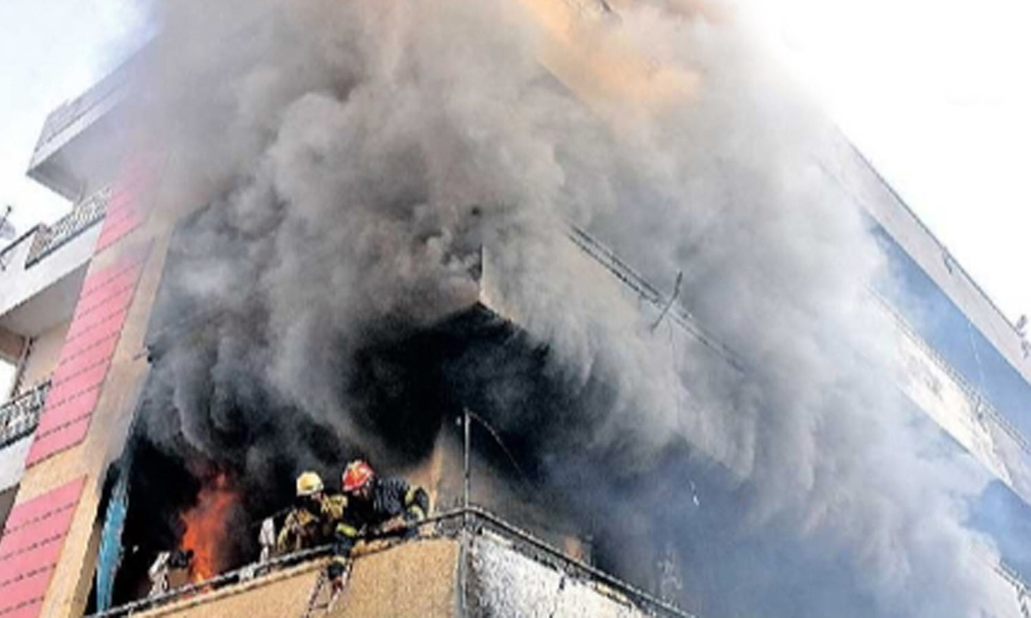 ஐதராபாத் அடுக்குமாடி குடியிருப்பில் பயங்கர தீ விபத்து-3 பேர் உடல் கருகி பலி 50 பேர் படுகாயம்