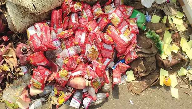 சாலையோரத்தில் கொட்டப்படும் காலாவதியான திண்பண்டங்கள்