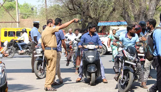 சேலம் ஒருங்கிணைந்த நீதிமன்றத்தில்இன்று முதல் முக கவசம் அணிவது கட்டாயம் ஆனது சேலம் ஒருங்கிணைந்த நீதிமன்றத்தில்இன்று முதல் முக கவசம் அணிவது கட்டாயம் ஆனது