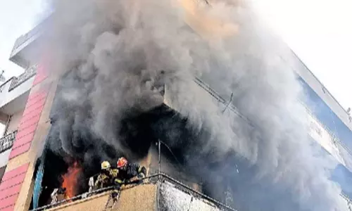 ஐதராபாத் அடுக்குமாடி குடியிருப்பில் பயங்கர தீ விபத்து:3 பேர் உடல் கருகி பலி