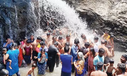 சுட்டெரிக்கும்  வெயில், பள்ளி விடுமுறையால் கும்பக்கரை அருவியில் குவிந்த சுற்றுலா பயணிகள்