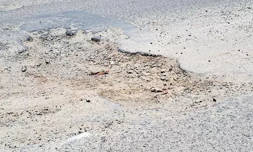 நத்தம் அருகே சேதம் அடைந்த சாலையால் வாகன ஓட்டிகள் அவதி