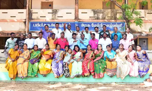 அரசு பள்ளியில் முன்னாள் மாணவர்கள் சந்திப்பு